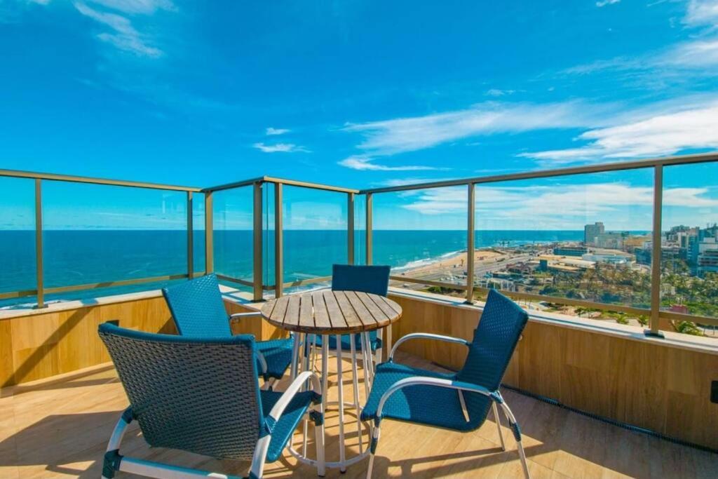 Studio moderno com piscina frente de praia