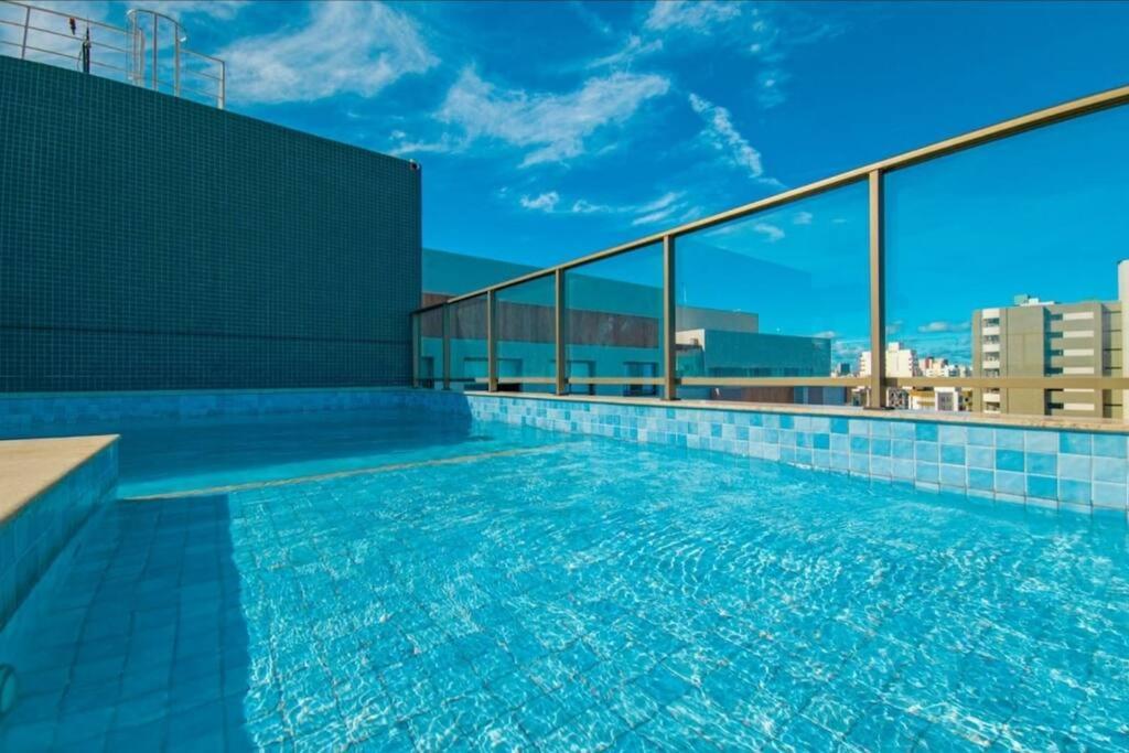 Studio moderno com piscina frente de praia