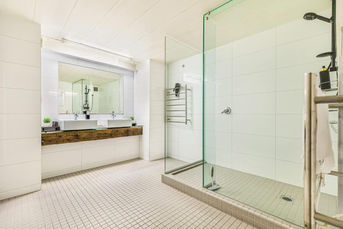 Spacious room in the heart of K Road! view 3