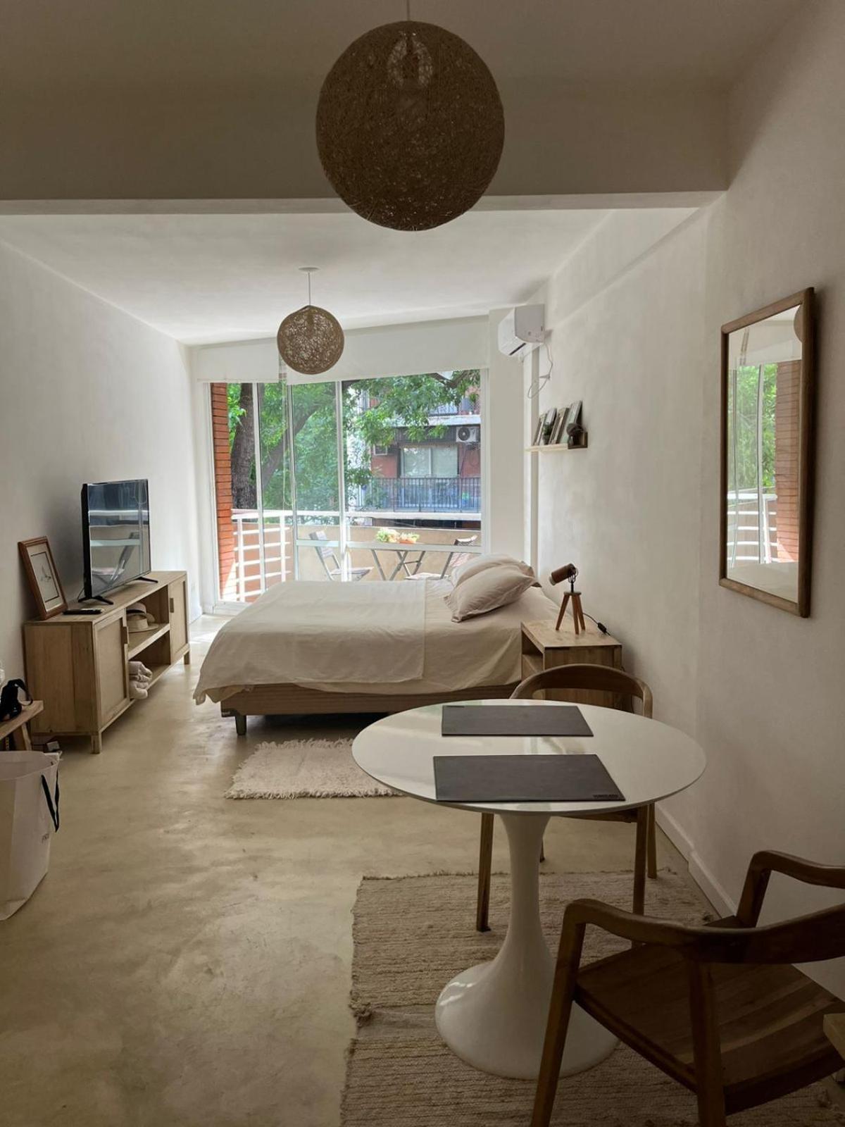 Estudio amplio y moderno en Belgrano.