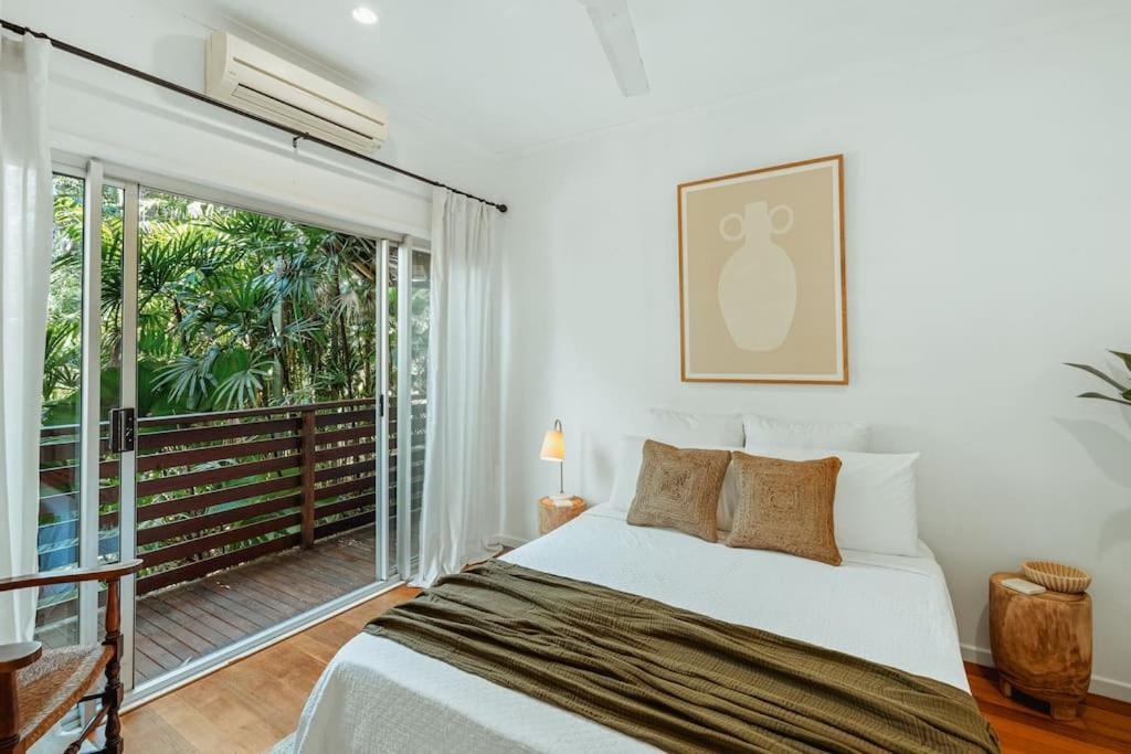 Reinwood Retreat - A home Nestled in the Treetops of a Rainforest