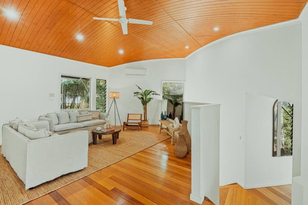 Reinwood Retreat - A home Nestled in the Treetops of a Rainforest