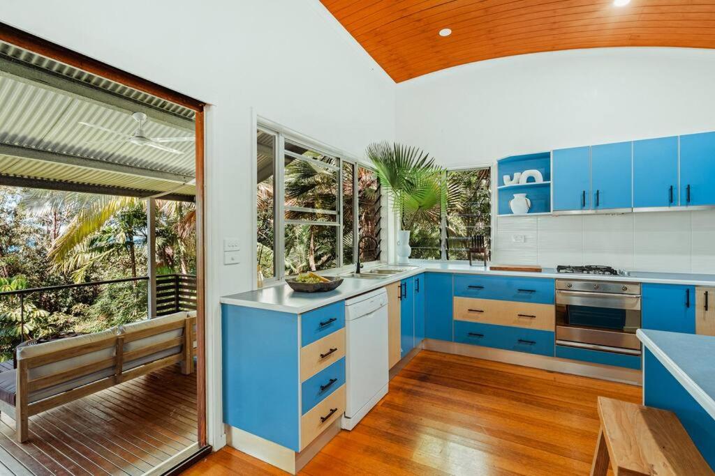 Reinwood Retreat - A home Nestled in the Treetops of a Rainforest