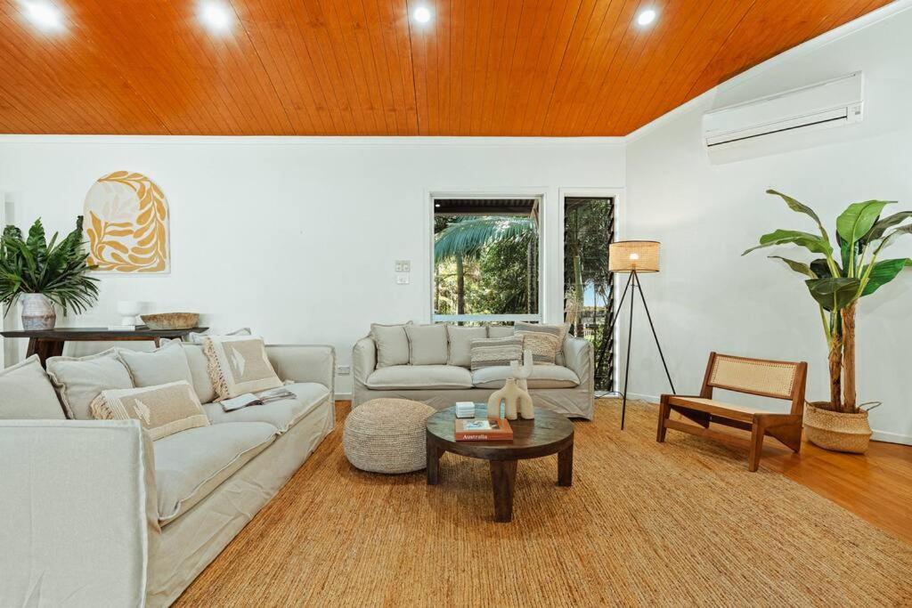 Reinwood Retreat - A home Nestled in the Treetops of a Rainforest