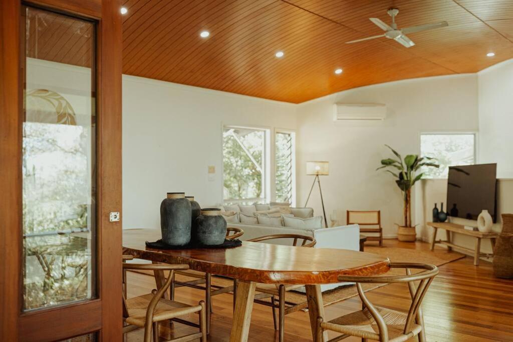 Reinwood Retreat - A home Nestled in the Treetops of a Rainforest