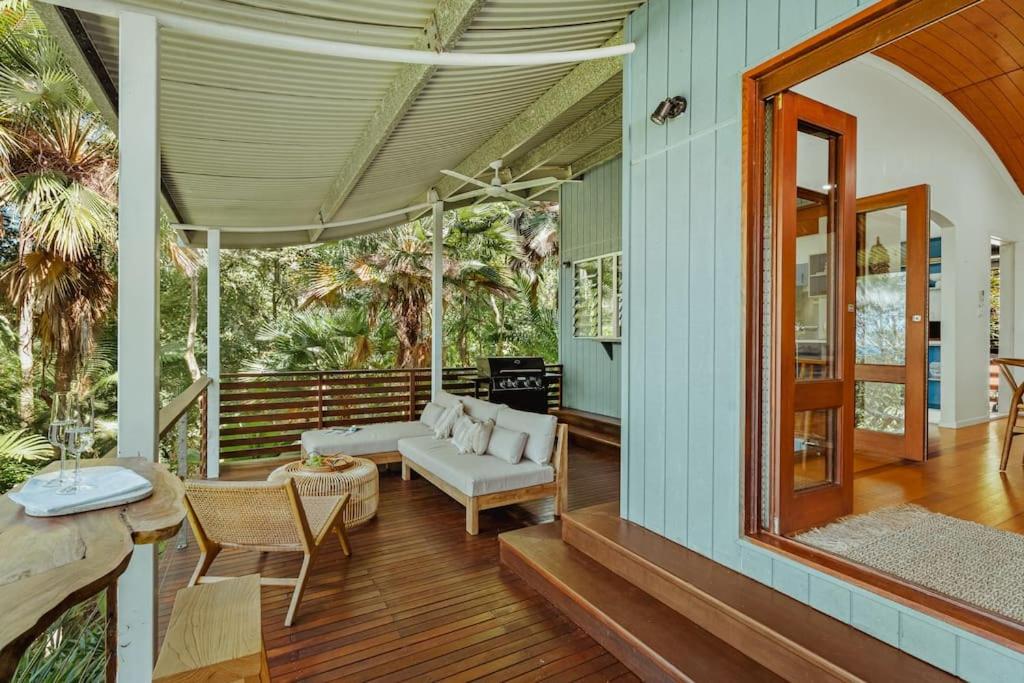 Reinwood Retreat - A home Nestled in the Treetops of a Rainforest