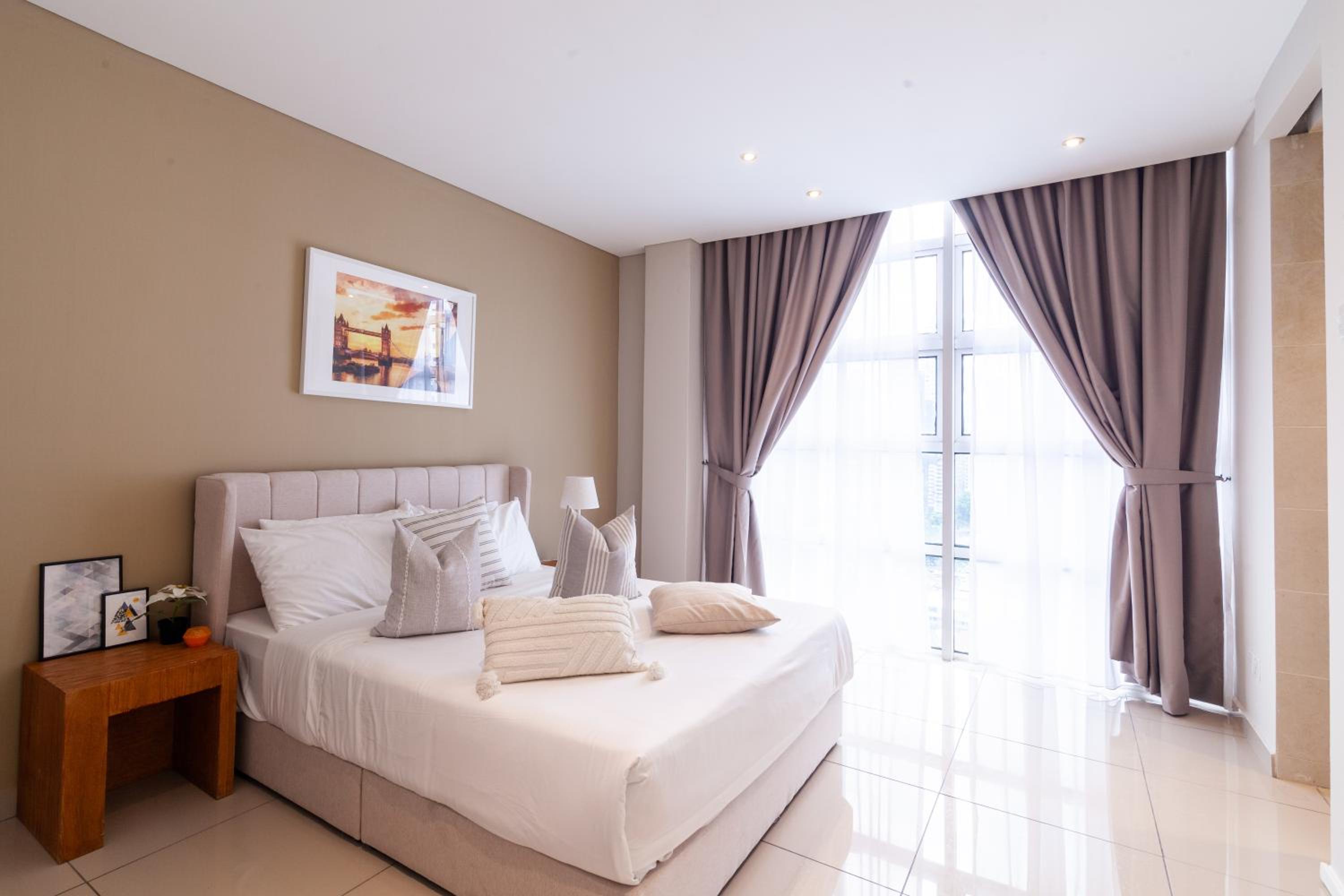 Bintang Goldhill by Plush