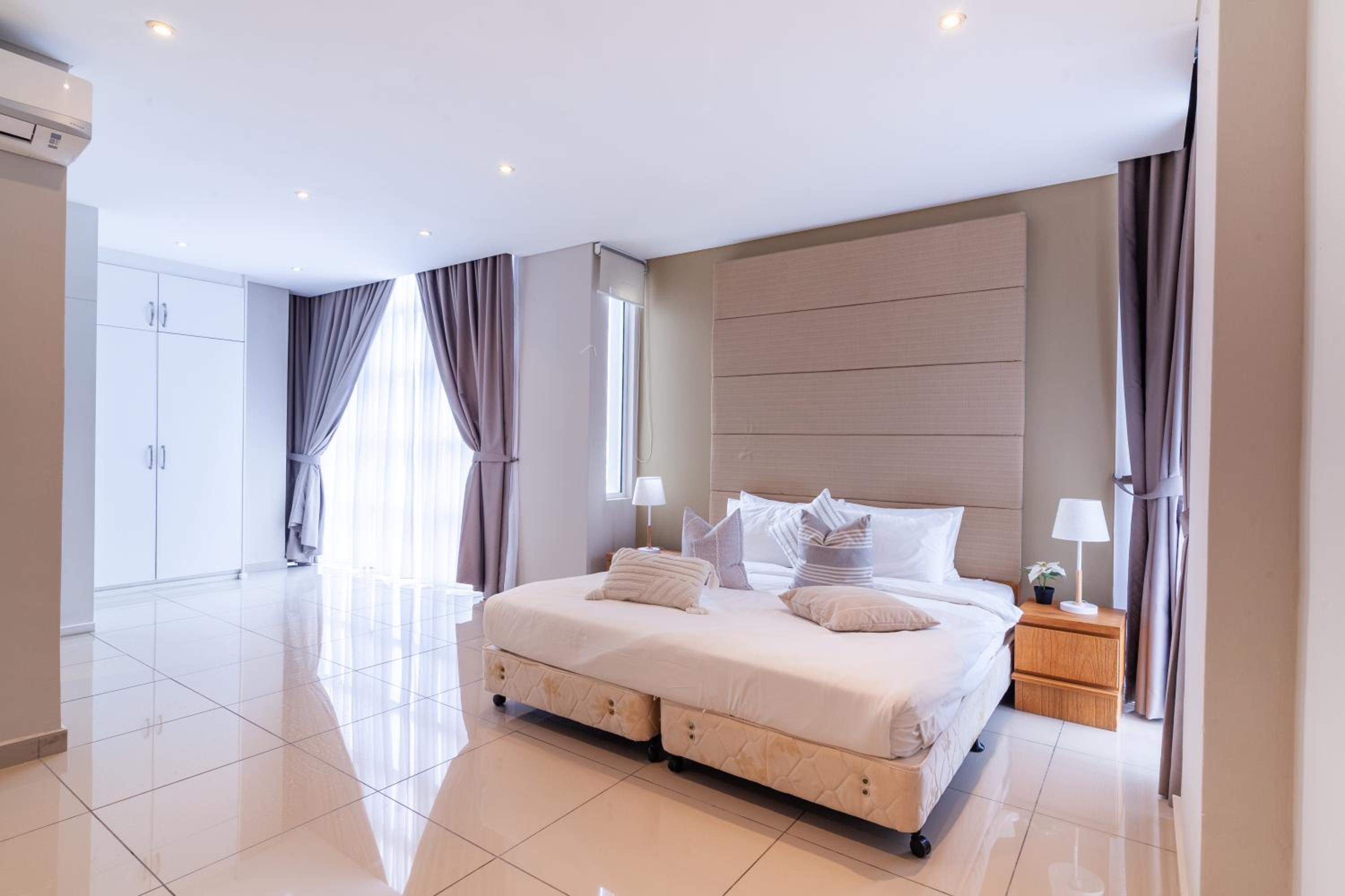 Bintang Goldhill by Plush