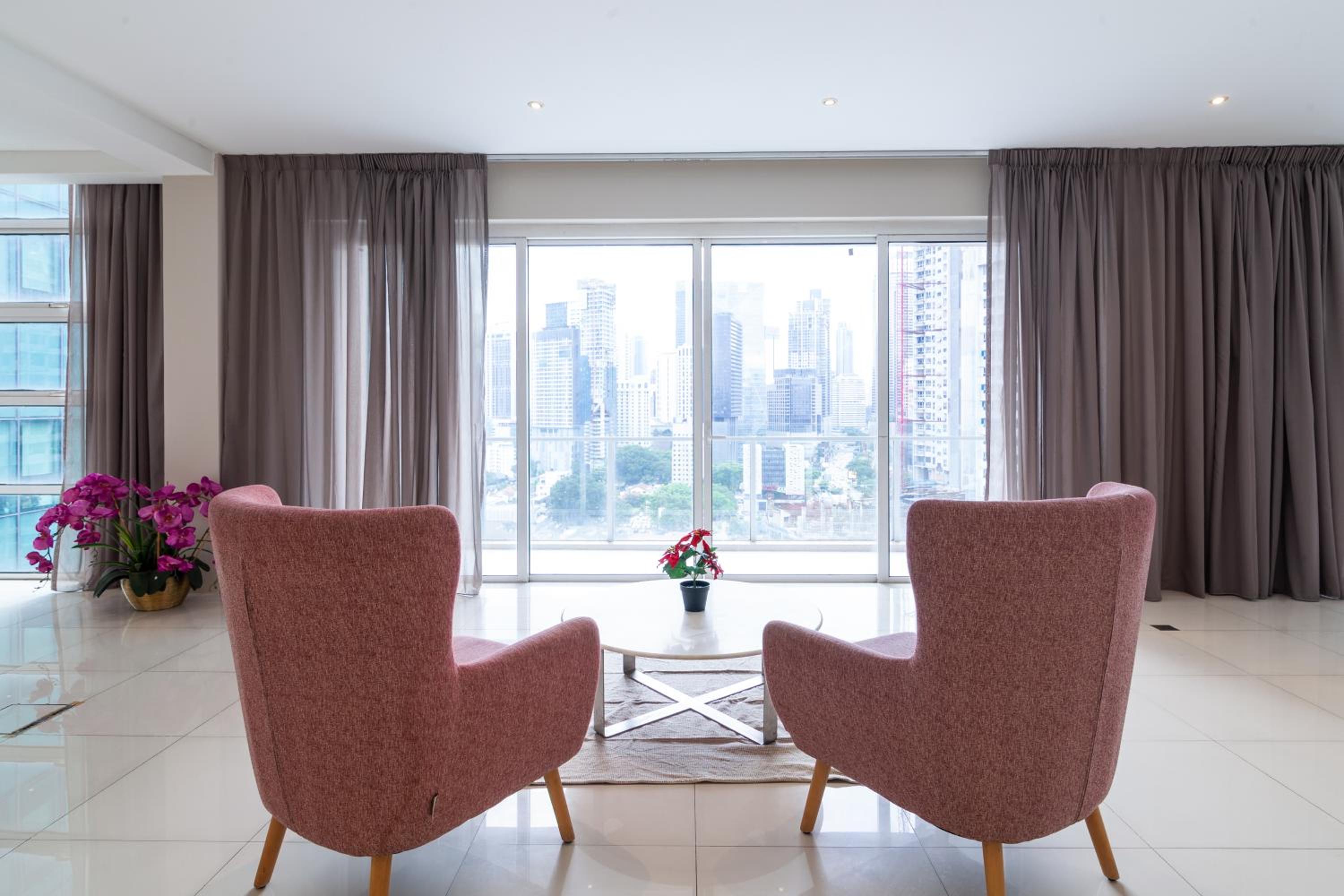 Bintang Goldhill by Plush