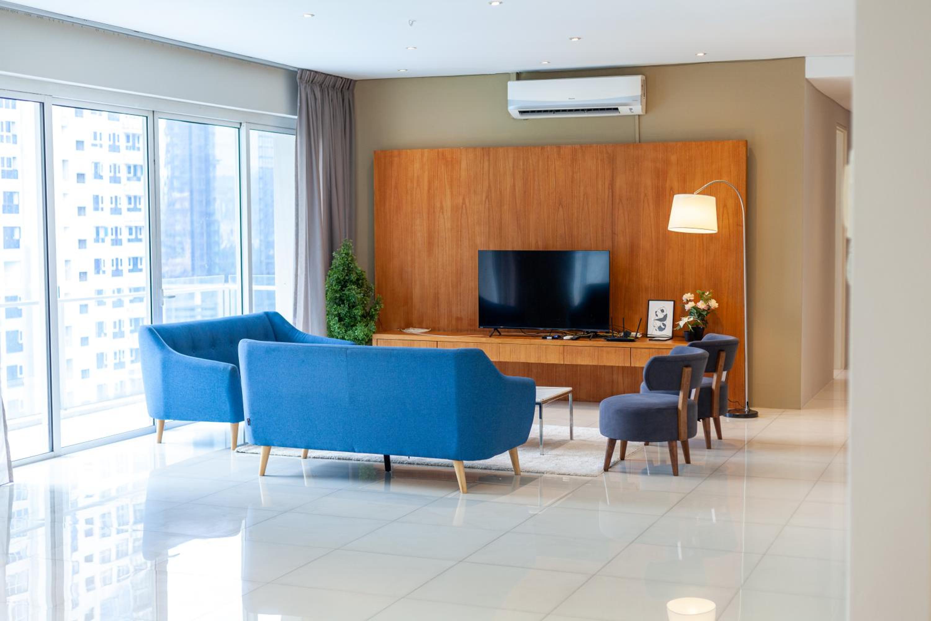 Bintang Goldhill by Plush