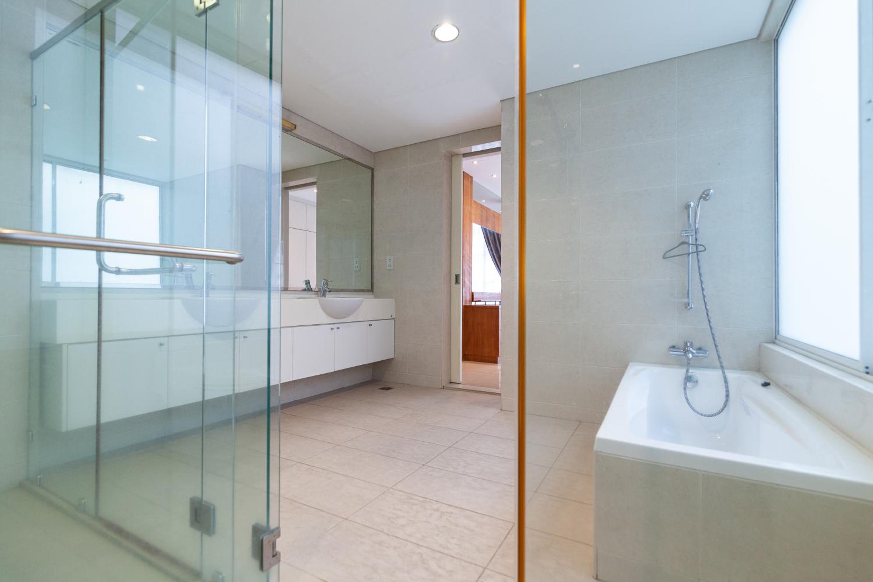 Bintang Goldhill by Plush
