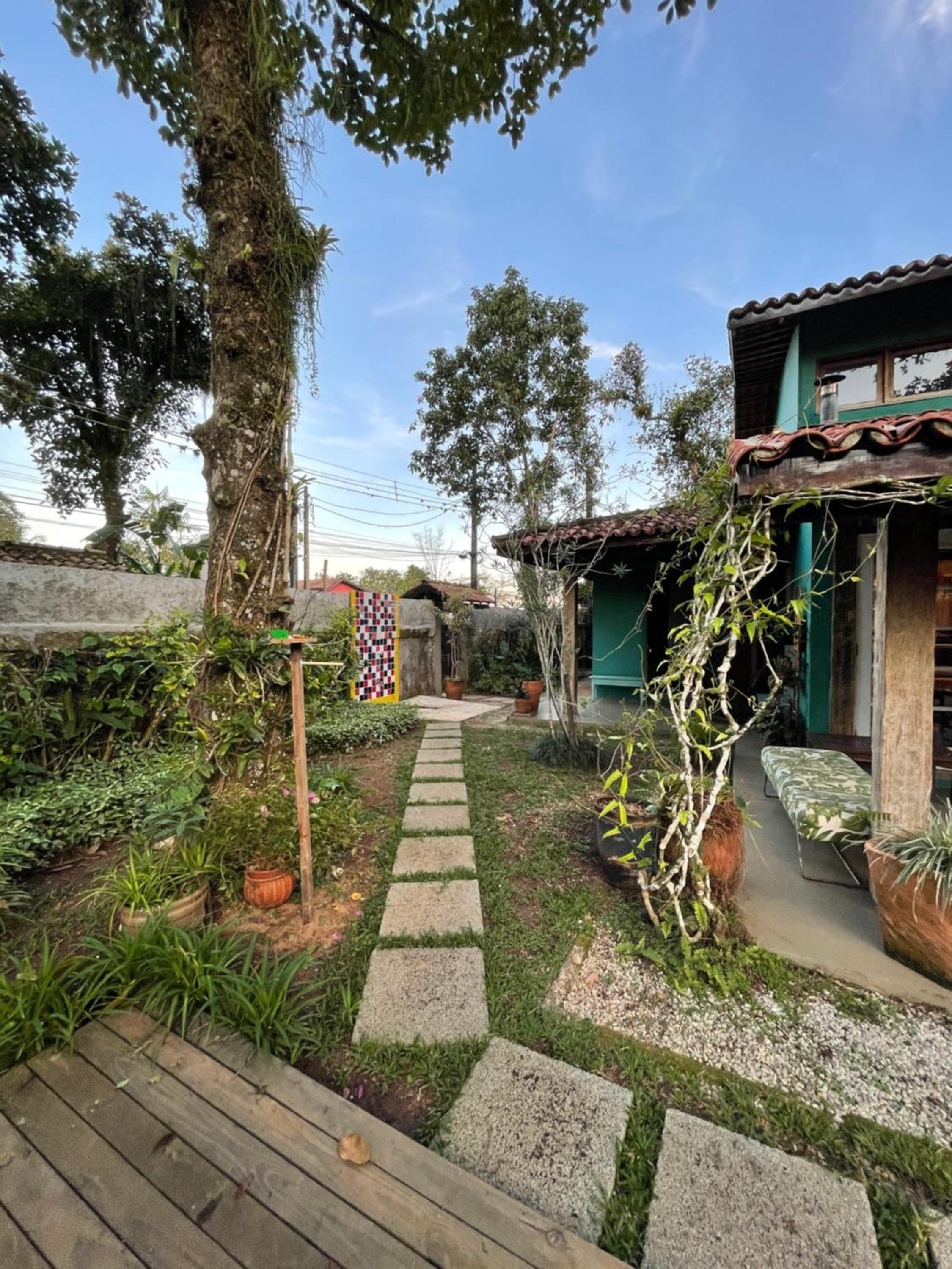 Bird House on the sand 20m from Praia da Baleia with 3 suites with air conditioning, 300mb wifi, smart TV, full kitchen and barbecue