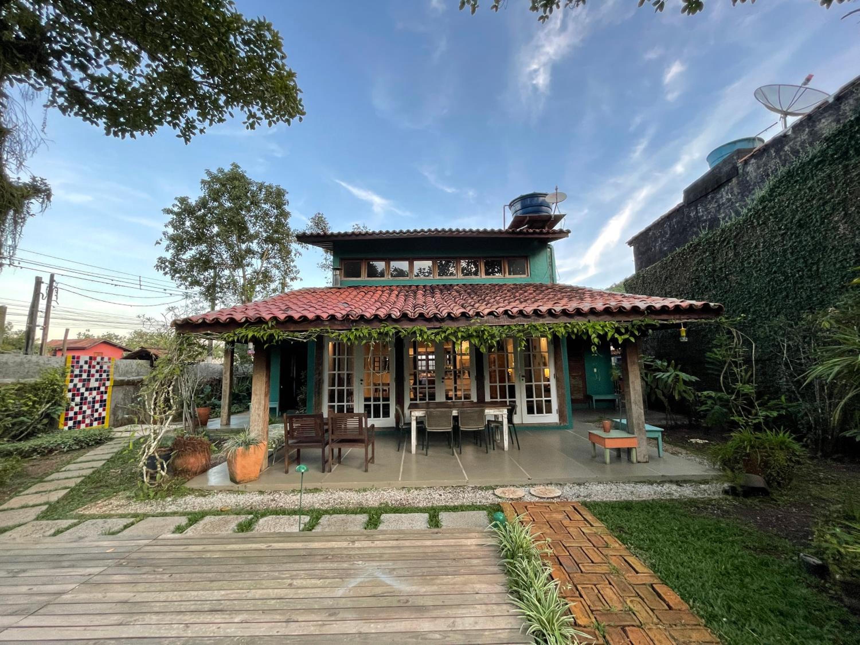 Bird House on the sand 20m from Praia da Baleia with 3 suites with air conditioning, 300mb wifi, smart TV, full kitchen and barbecue