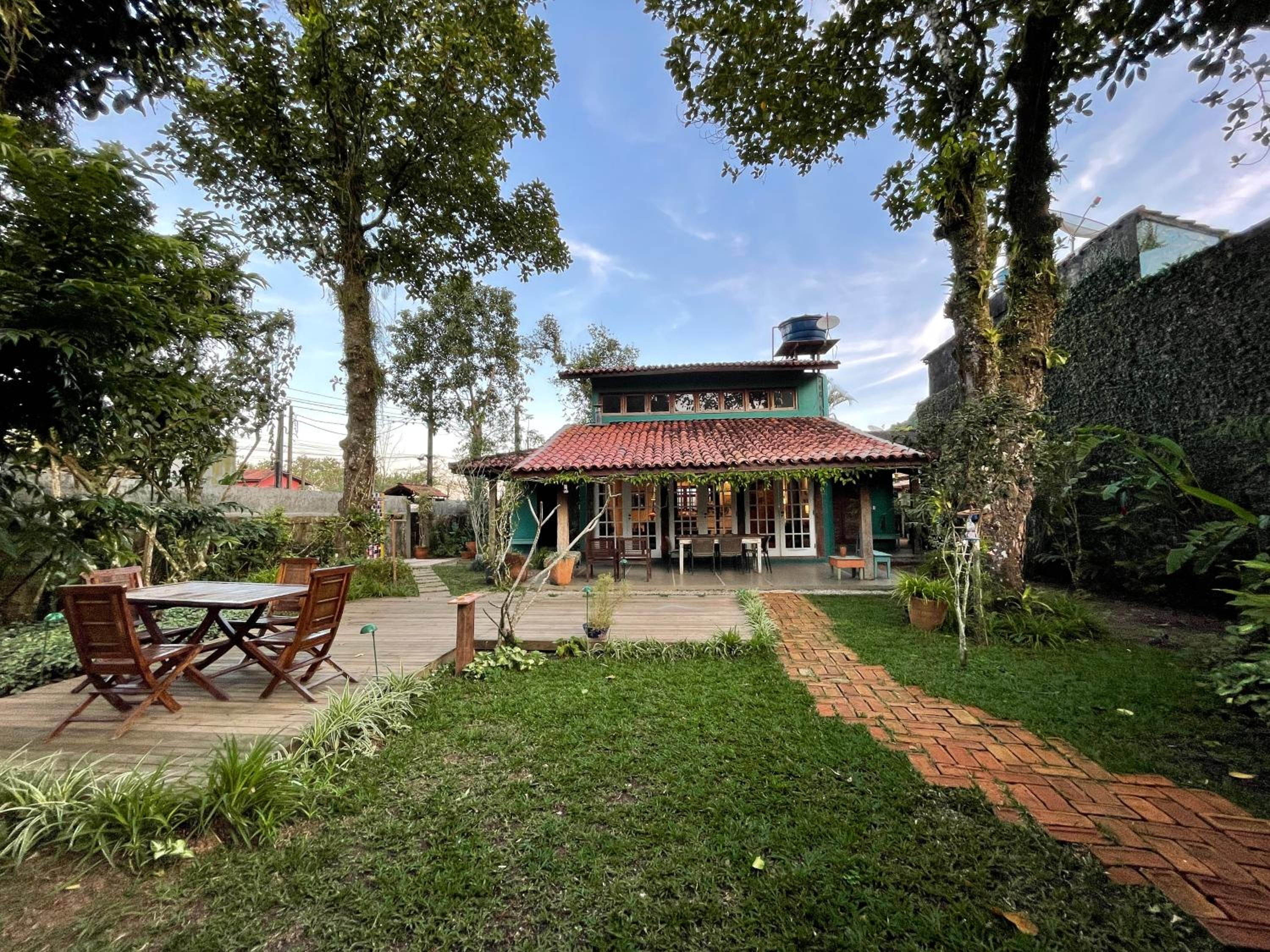 Bird House on the sand 20m from Praia da Baleia with 3 suites with air conditioning, 300mb wifi, smart TV, full kitchen and barbecue