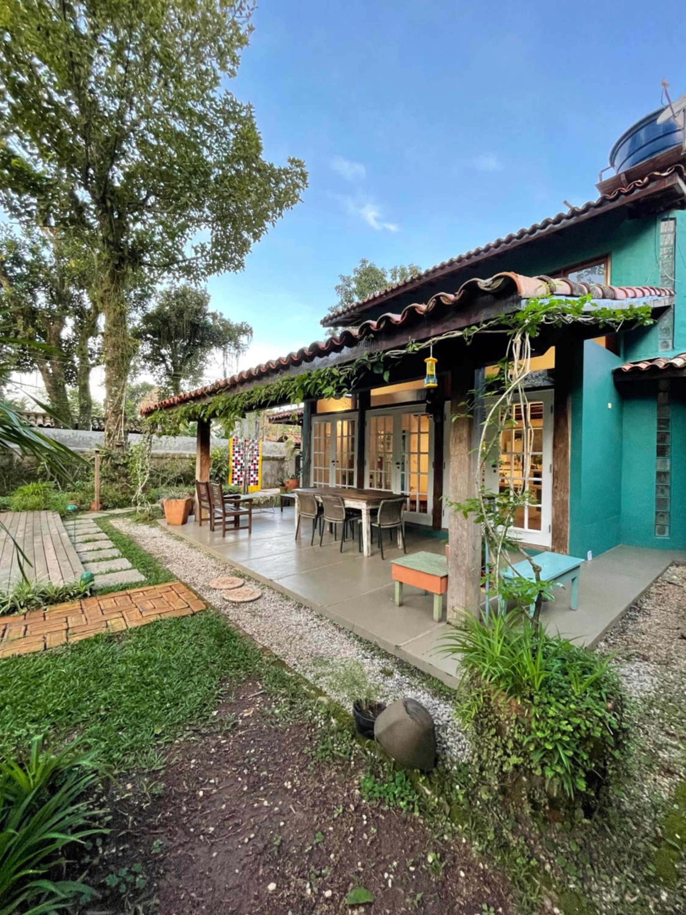 Bird House on the sand 20m from Praia da Baleia with 3 suites with air conditioning, 300mb wifi, smart TV, full kitchen and barbecue