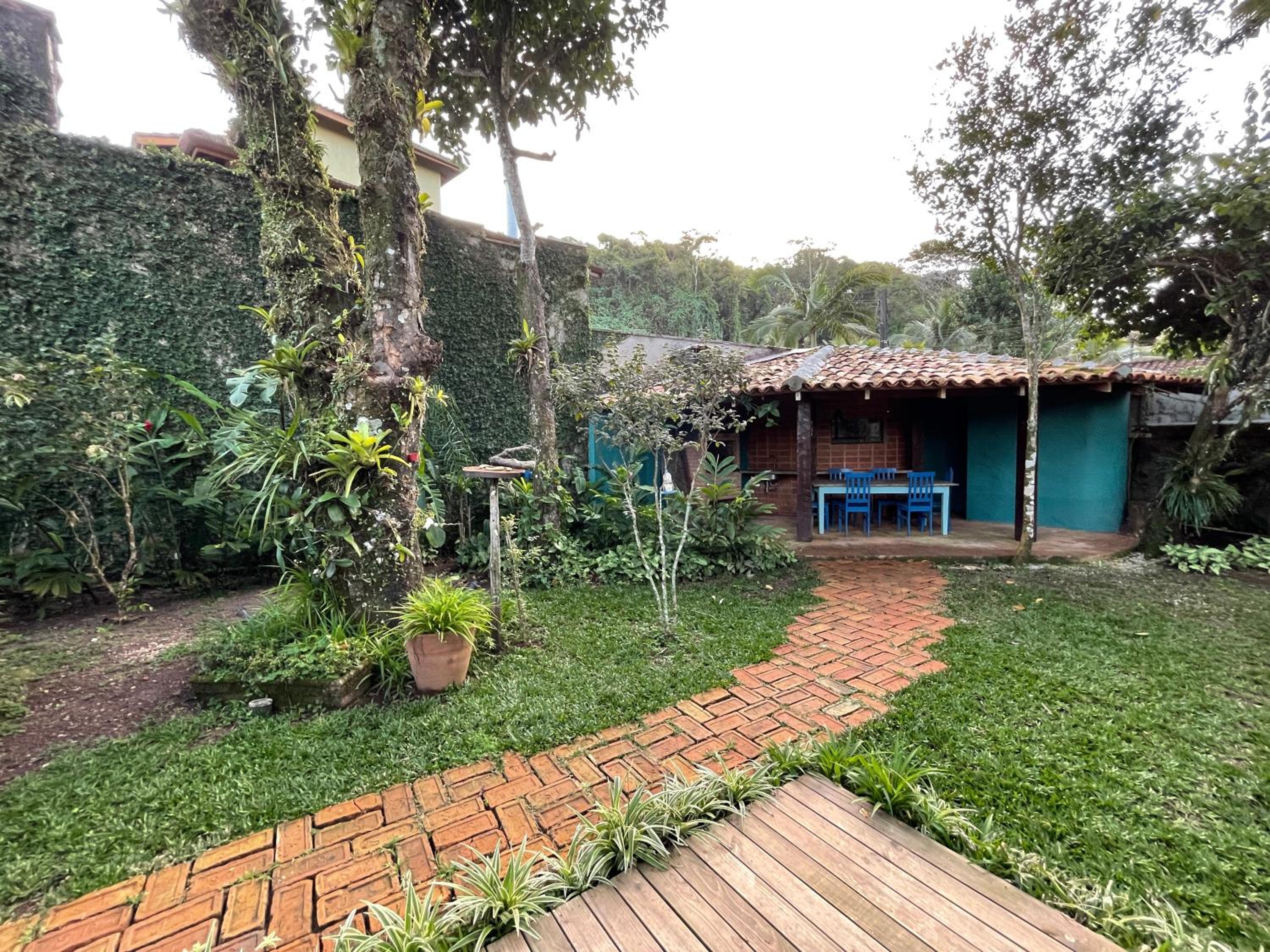 Bird House on the sand 20m from Praia da Baleia with 3 suites with air conditioning, 300mb wifi, smart TV, full kitchen and barbecue
