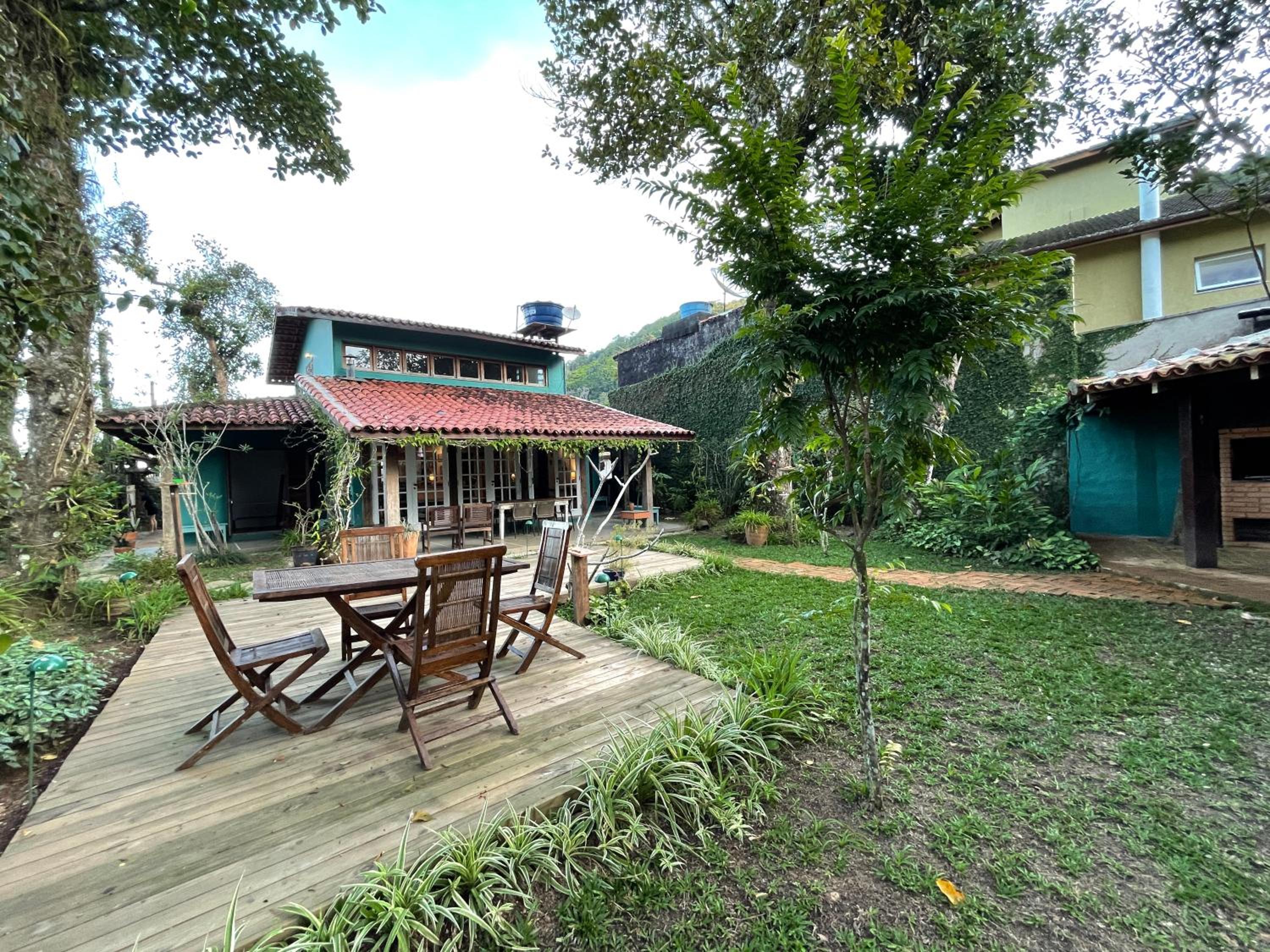 Bird House on the sand 20m from Praia da Baleia with 3 suites with air conditioning, 300mb wifi, smart TV, full kitchen and barbecue