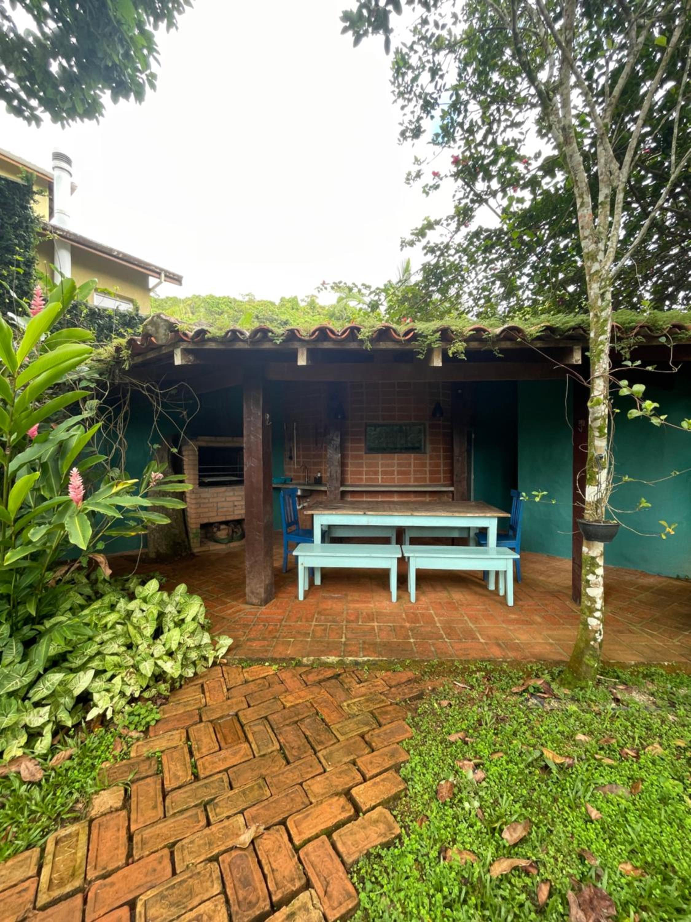 Bird House on the sand 20m from Praia da Baleia with 3 suites with air conditioning, 300mb wifi, smart TV, full kitchen and barbecue