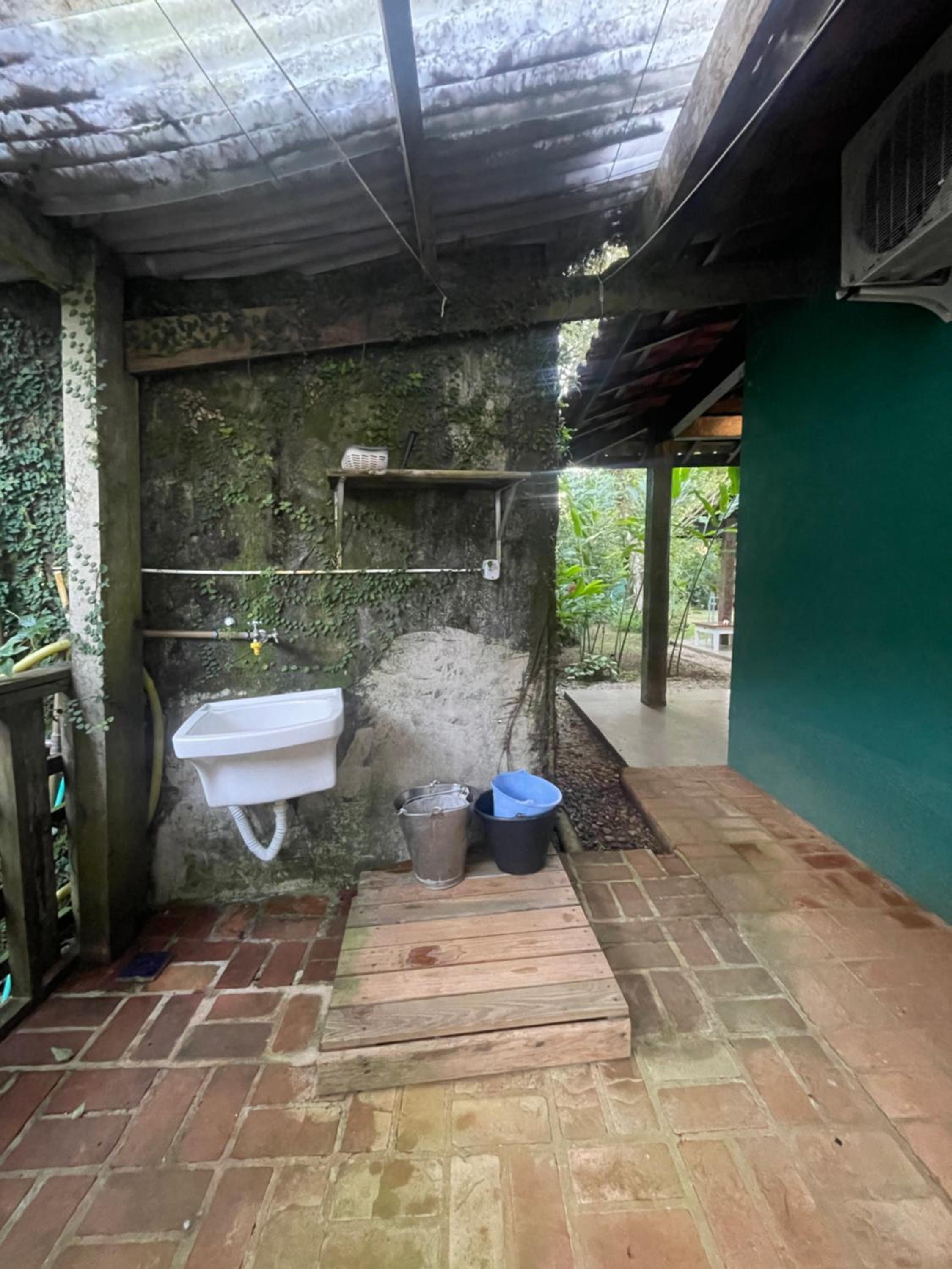 Bird House on the sand 20m from Praia da Baleia with 3 suites with air conditioning, 300mb wifi, smart TV, full kitchen and barbecue