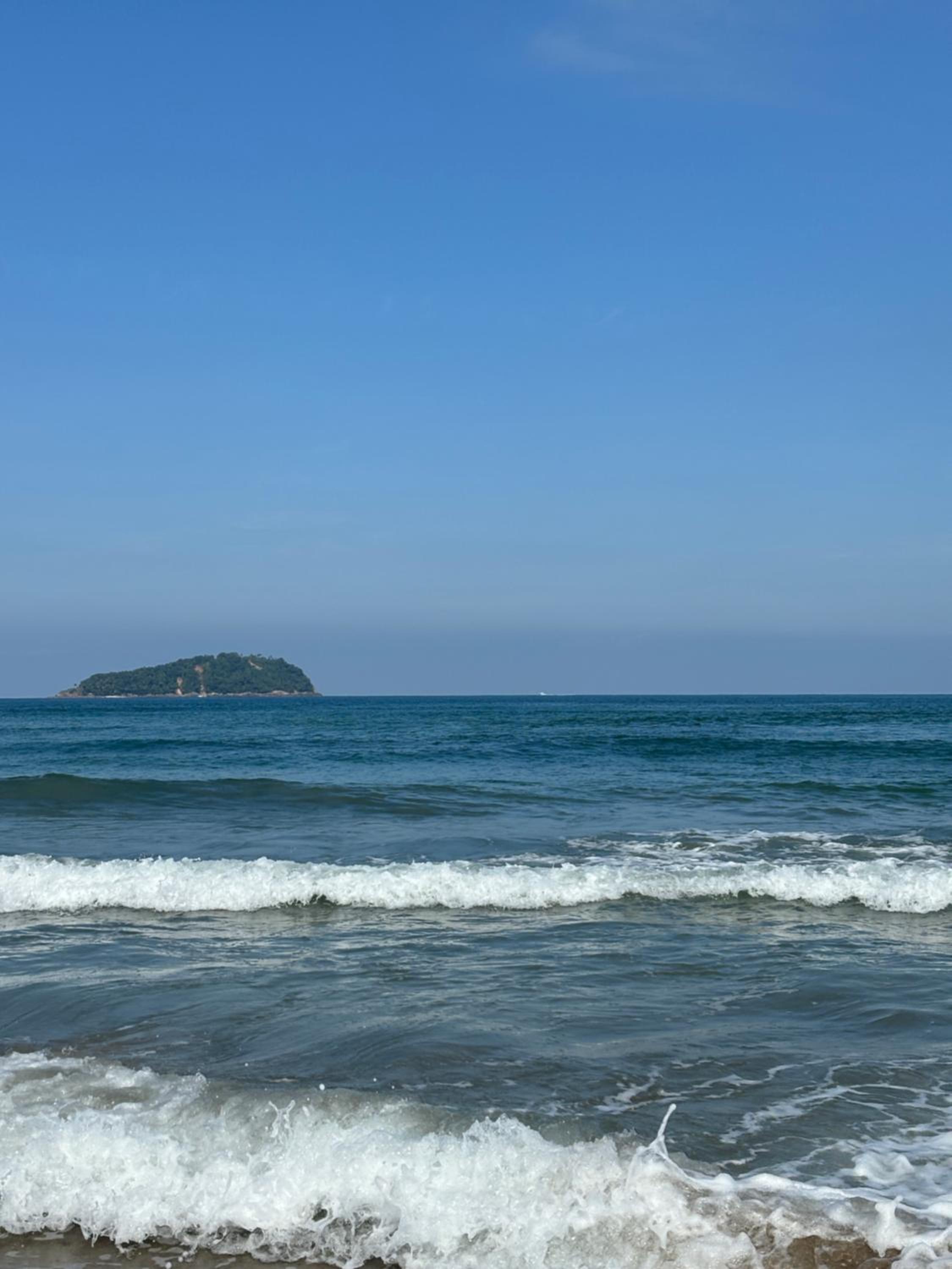 Bird House on the sand 20m from Praia da Baleia with 3 suites with air conditioning, 300mb wifi, smart TV, full kitchen and barbecue
