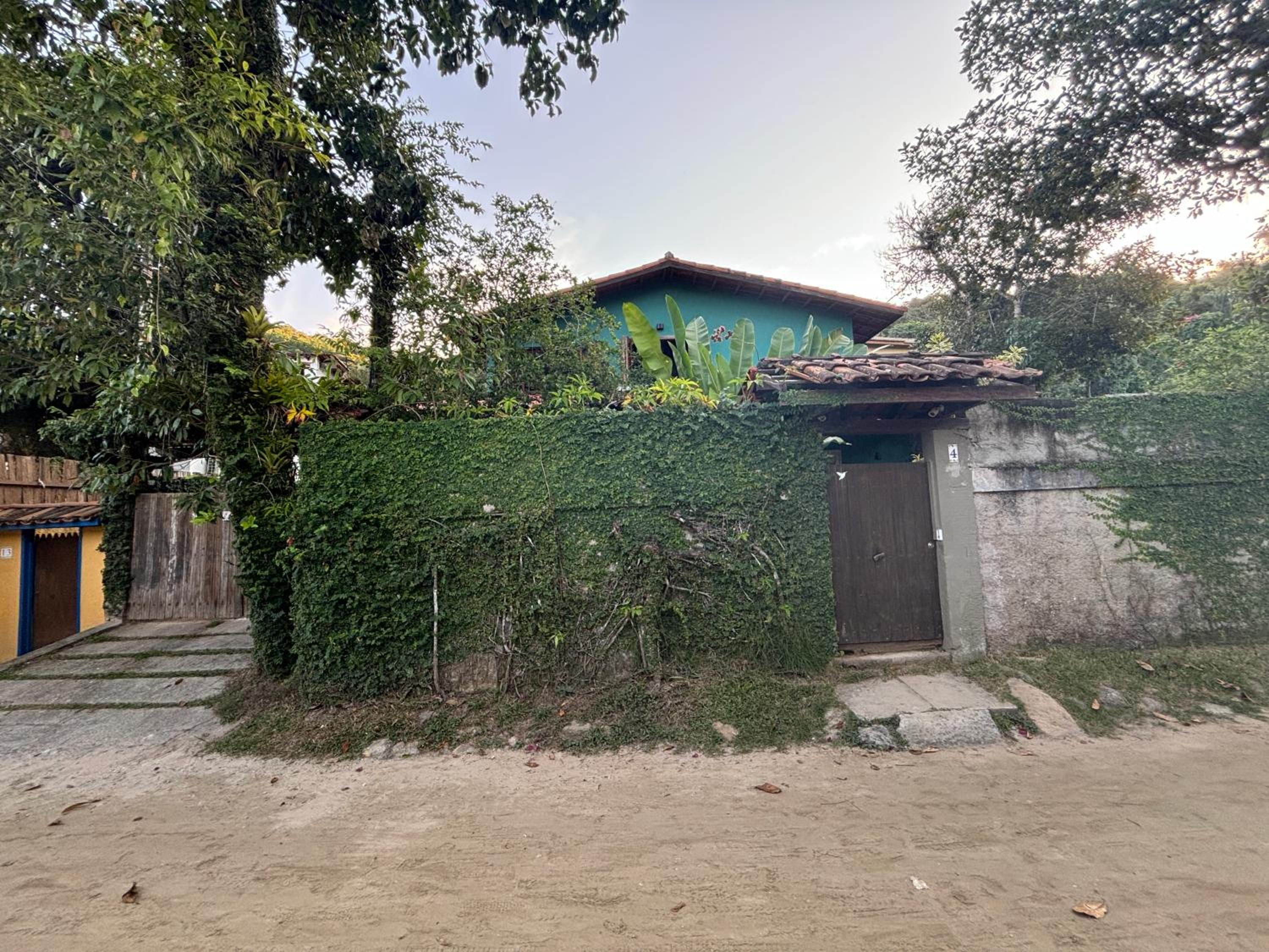 Bird House on the sand 20m from Praia da Baleia with 3 suites with air conditioning, 300mb wifi, smart TV, full kitchen and barbecue