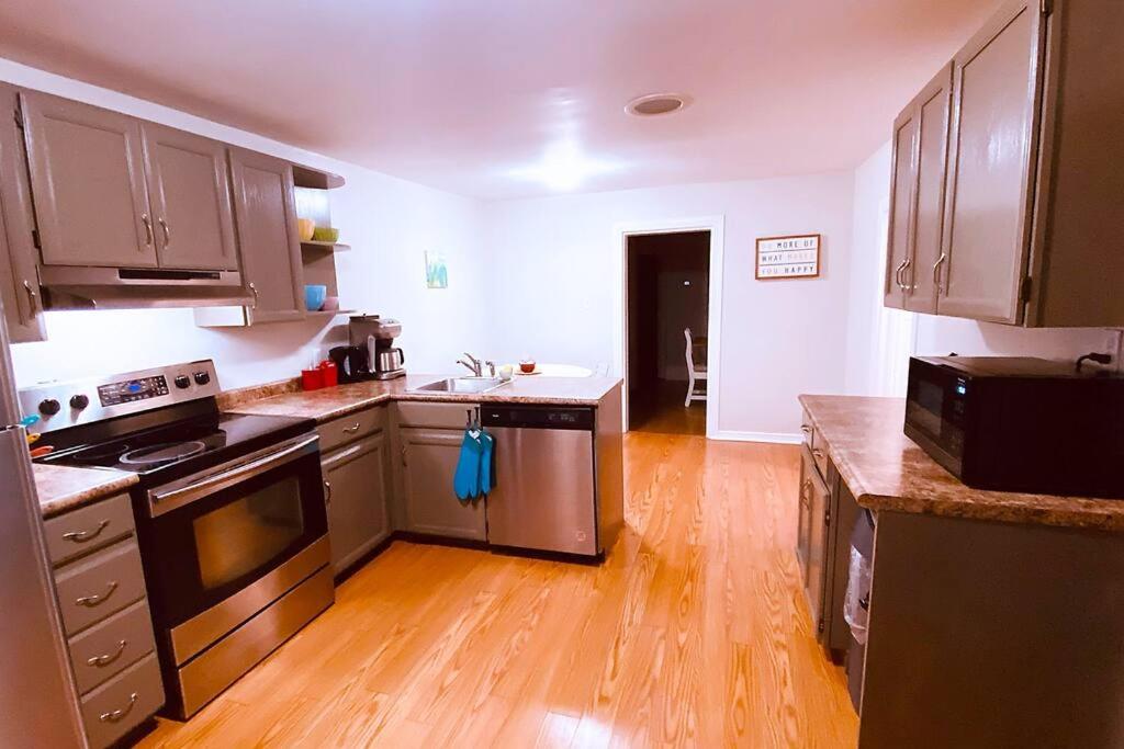 KingstonStays Happy House, Free Parking, Downtown