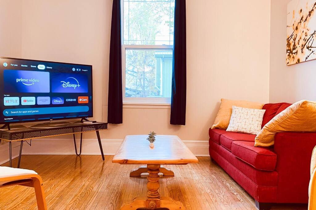KingstonStays Happy House, Free Parking, Downtown