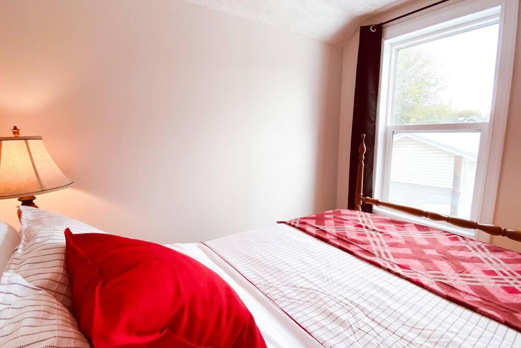 KingstonStays Happy House, Free Parking, Downtown