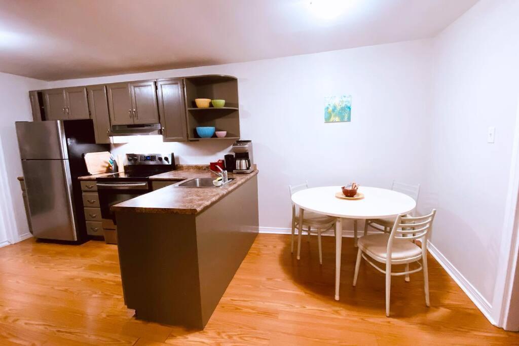 KingstonStays Happy House, Free Parking, Downtown