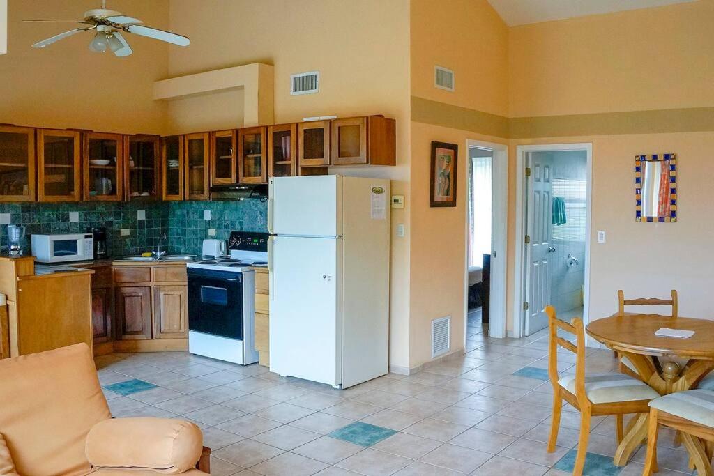BL18 Bahia Langosta On the Beach 1bed 1bath