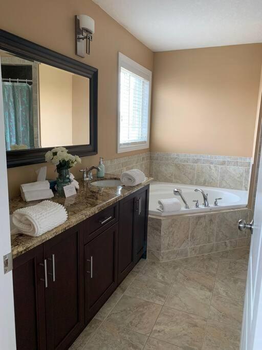 Huge Family home sleeps 10 with 3 parking spots