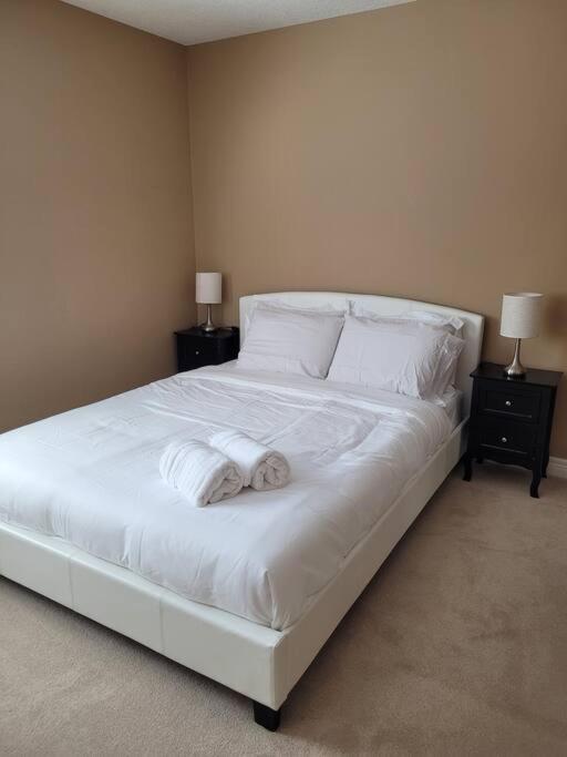 Huge Family home sleeps 10 with 3 parking spots