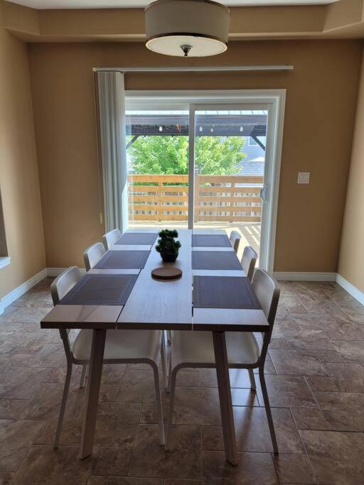Huge Family home sleeps 10 with 3 parking spots