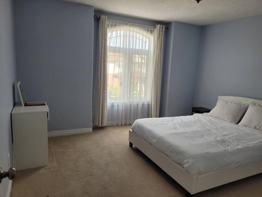 Huge Family home sleeps 10 with 3 parking spots