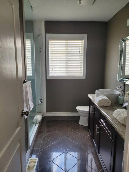 Huge Family home sleeps 10 with 3 parking spots