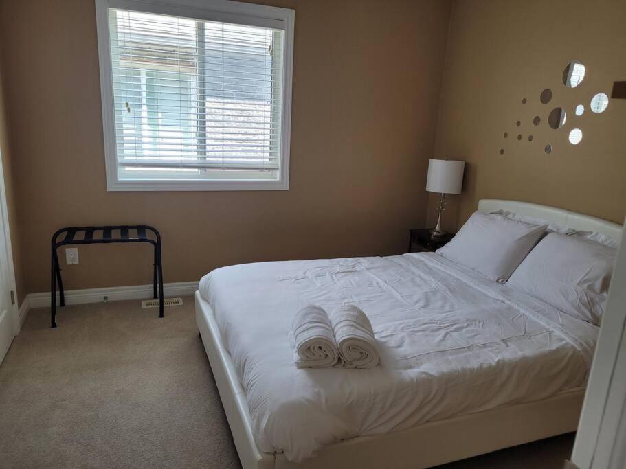 Huge Family home sleeps 10 with 3 parking spots