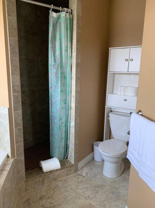 Huge Family home sleeps 10 with 3 parking spots