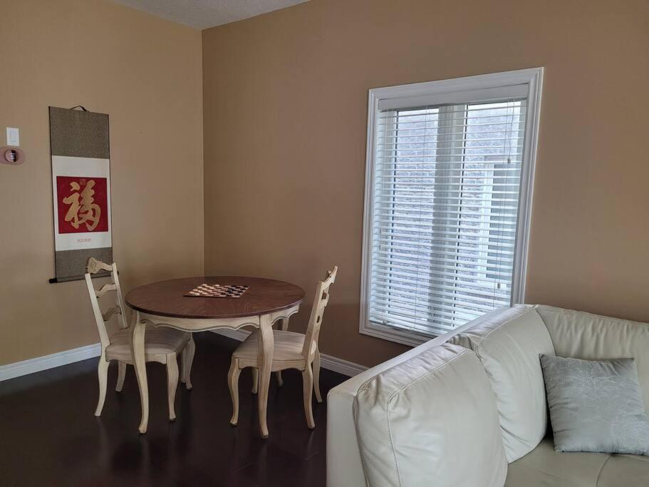 Huge Family home sleeps 10 with 3 parking spots