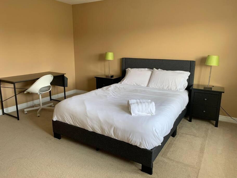 Huge Family home sleeps 10 with 3 parking spots
