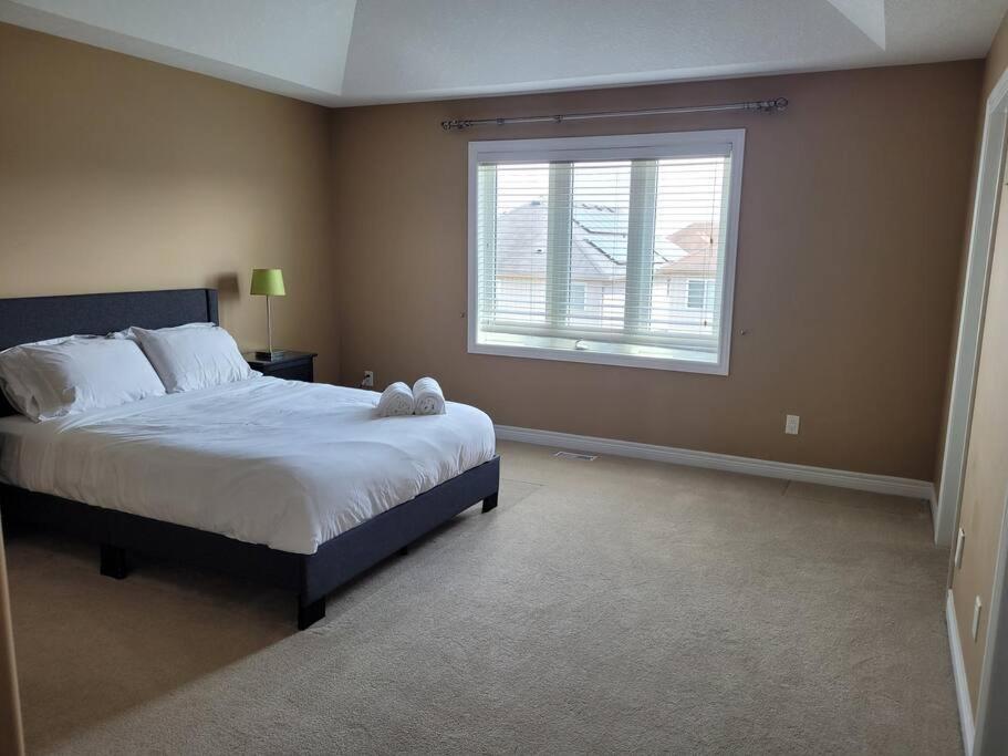 Huge Family home sleeps 10 with 3 parking spots