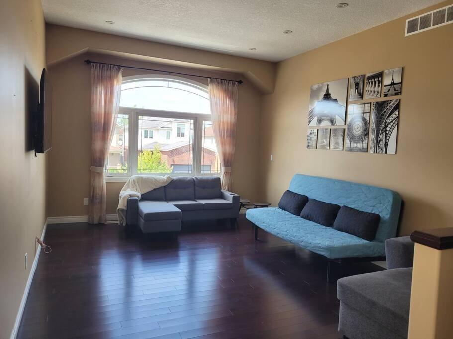 Huge Family home sleeps 10 with 3 parking spots