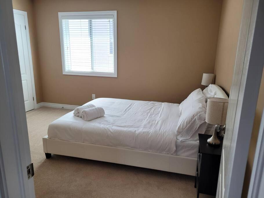 Huge Family home sleeps 10 with 3 parking spots