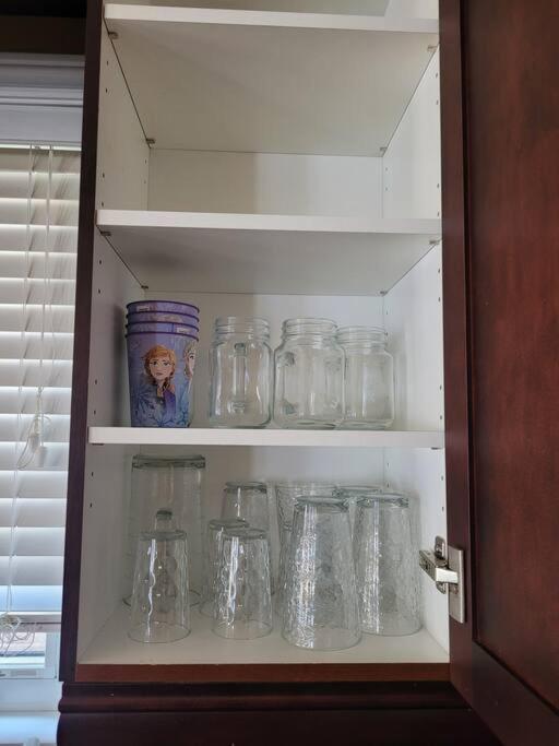 Huge Family home sleeps 10 with 3 parking spots
