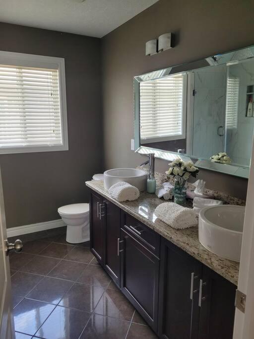 Huge Family home sleeps 10 with 3 parking spots