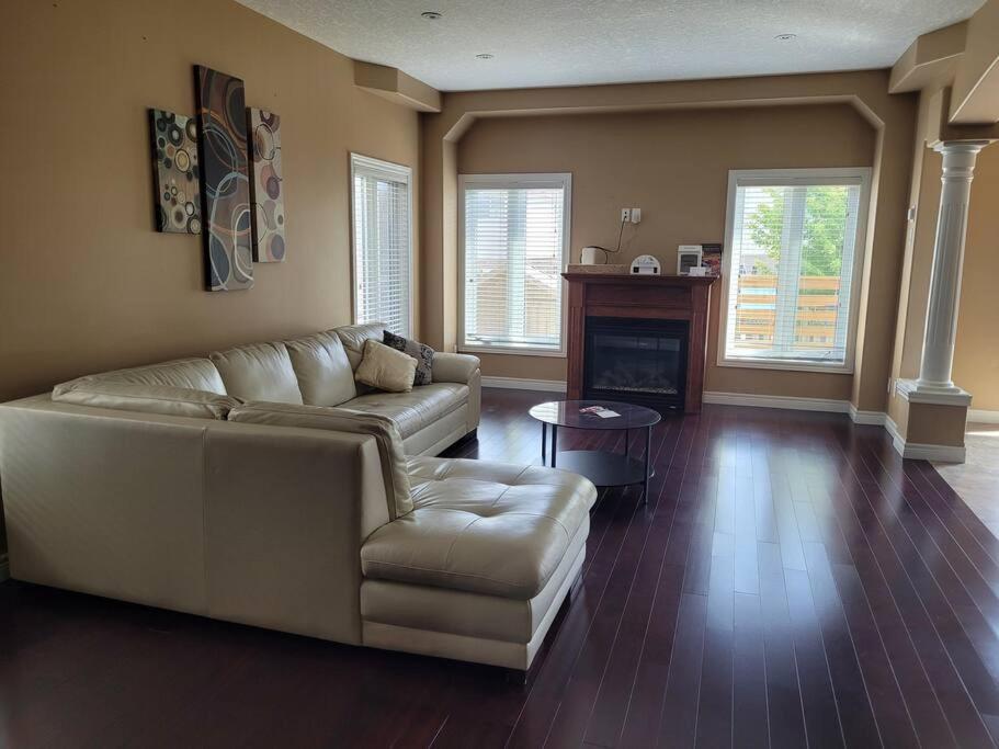 Huge Family home sleeps 10 with 3 parking spots