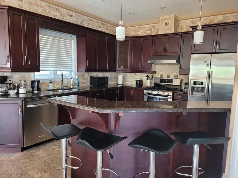 Huge Family home sleeps 10 with 3 parking spots