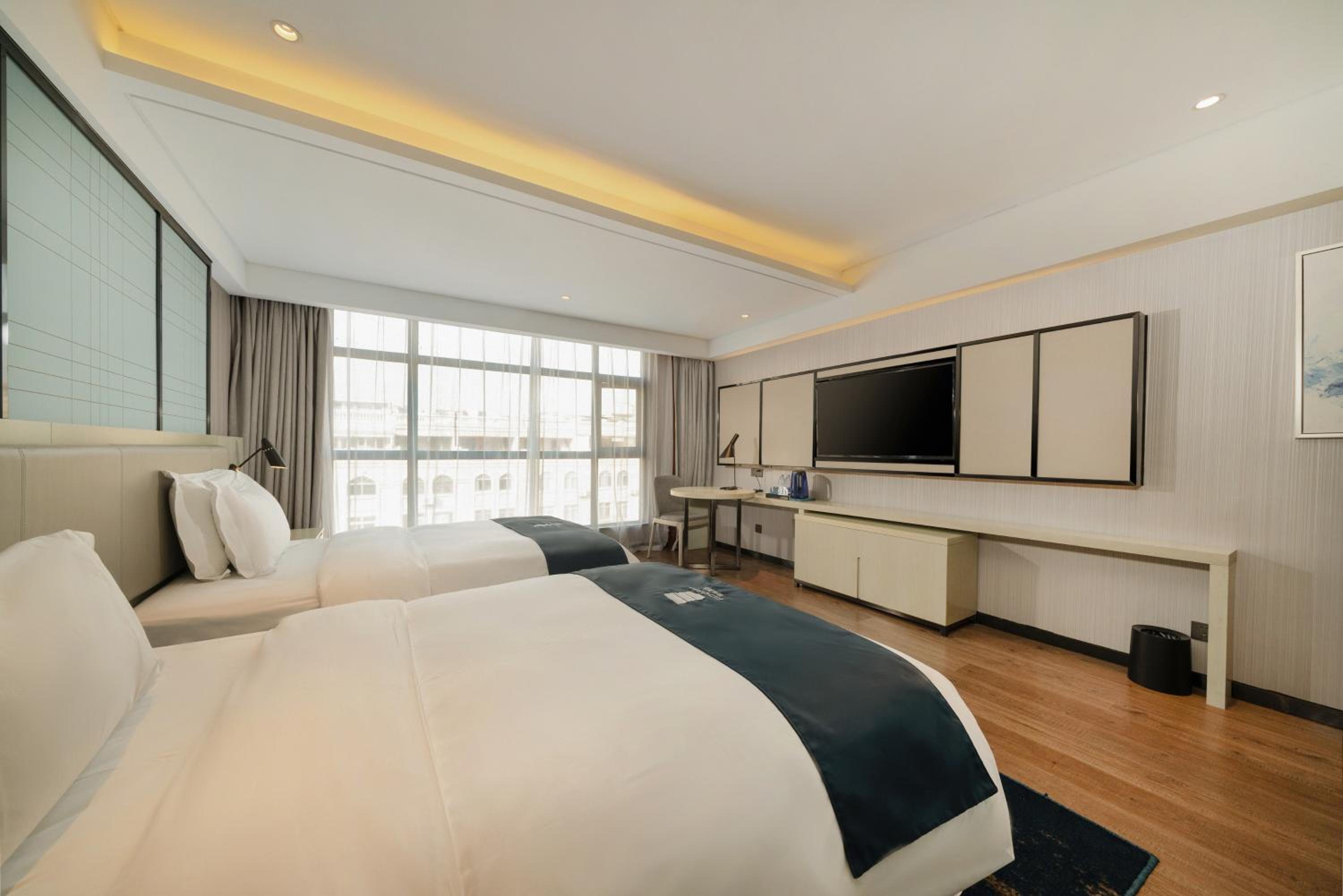 Echarm Hotel Wuzhou Canghai Lake High Speed Railway Station