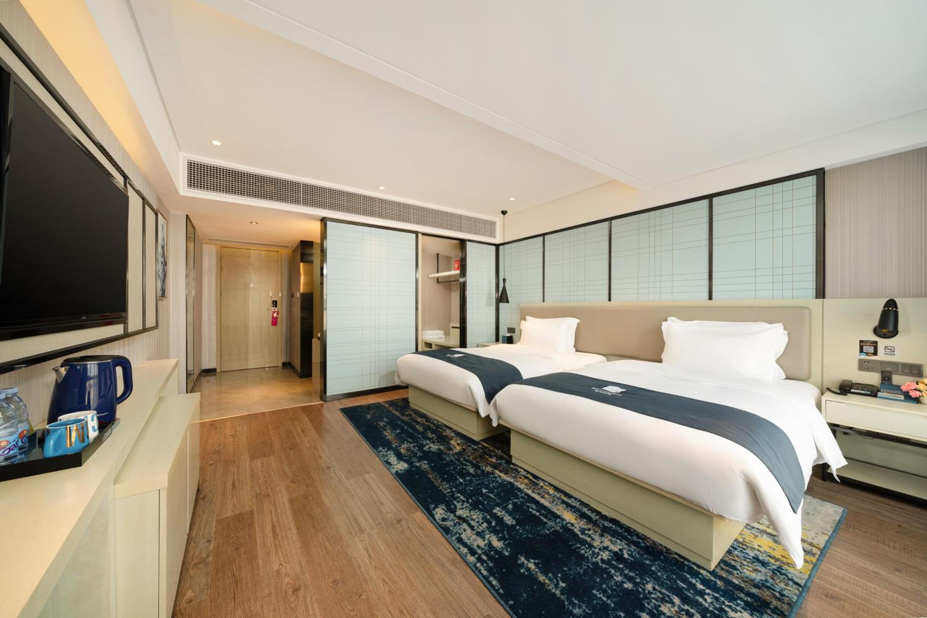 Echarm Hotel Wuzhou Canghai Lake High Speed Railway Station