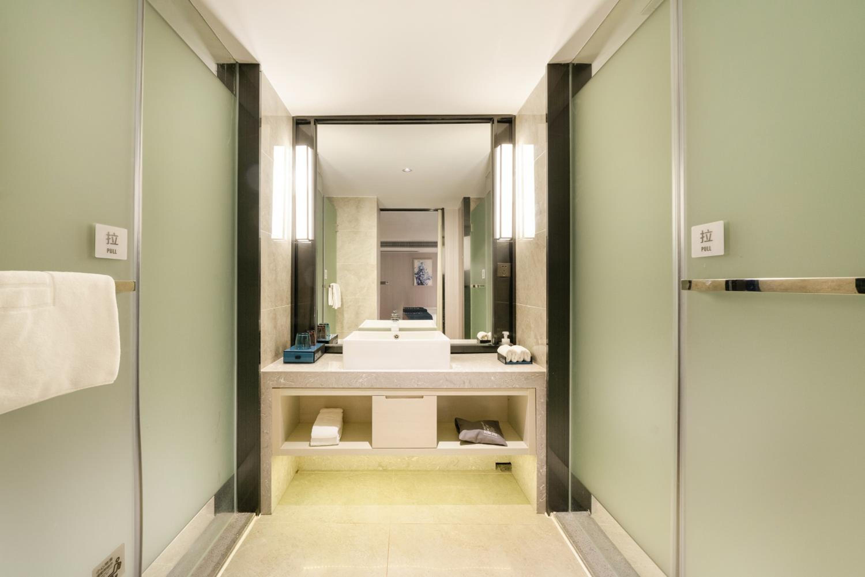 Echarm Hotel Wuzhou Canghai Lake High Speed Railway Station