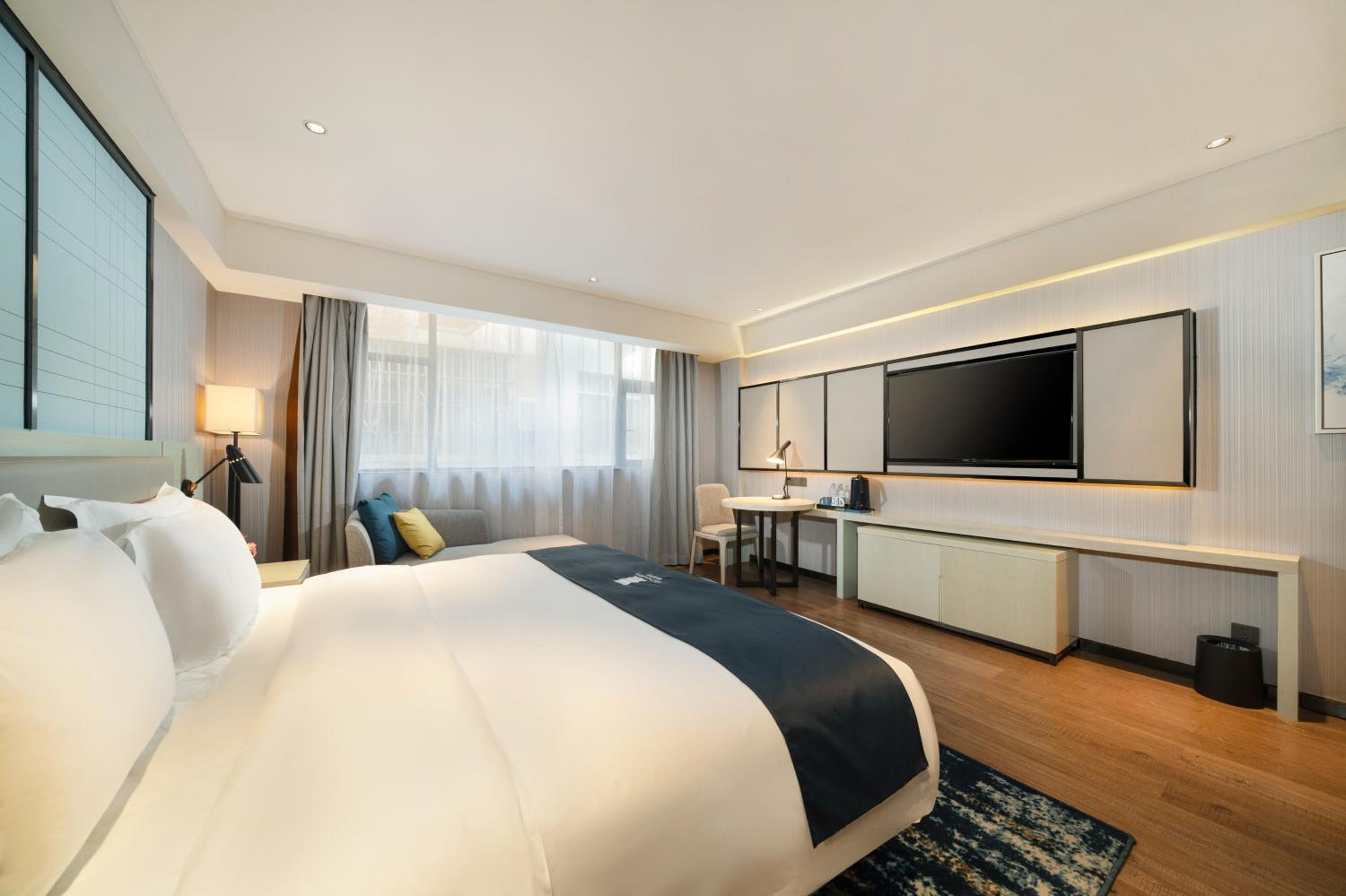 Echarm Hotel Wuzhou Canghai Lake High Speed Railway Station